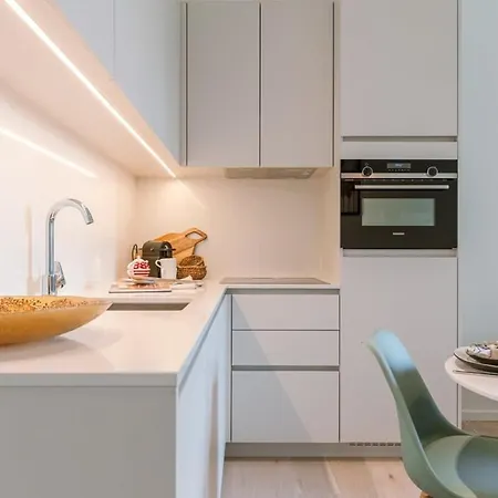 Daire Huswell - Modern In A New Near The Sea