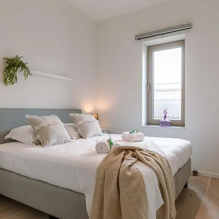 Casiola - Modern In A New Near The Sea Apartment